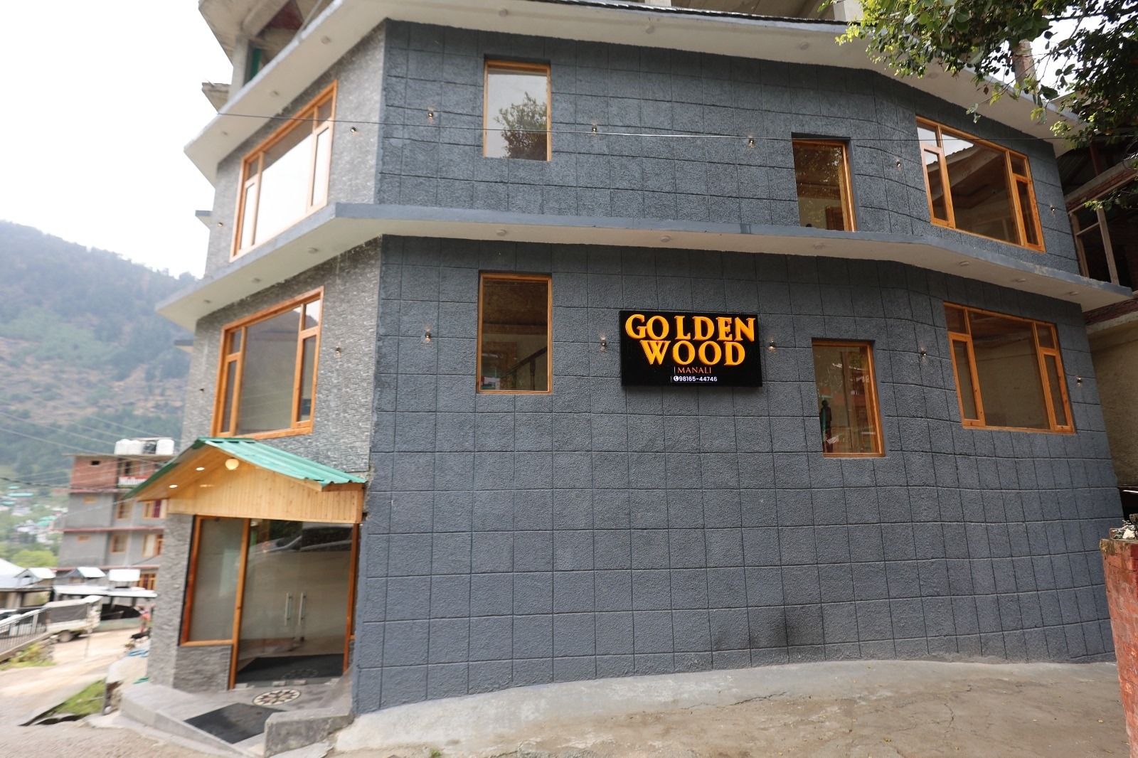 GOLDEN WOODS MANALI